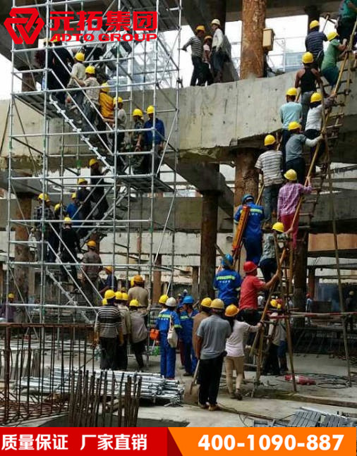 左邊盤扣式腳手架，右邊鋼管扣件式腳手架