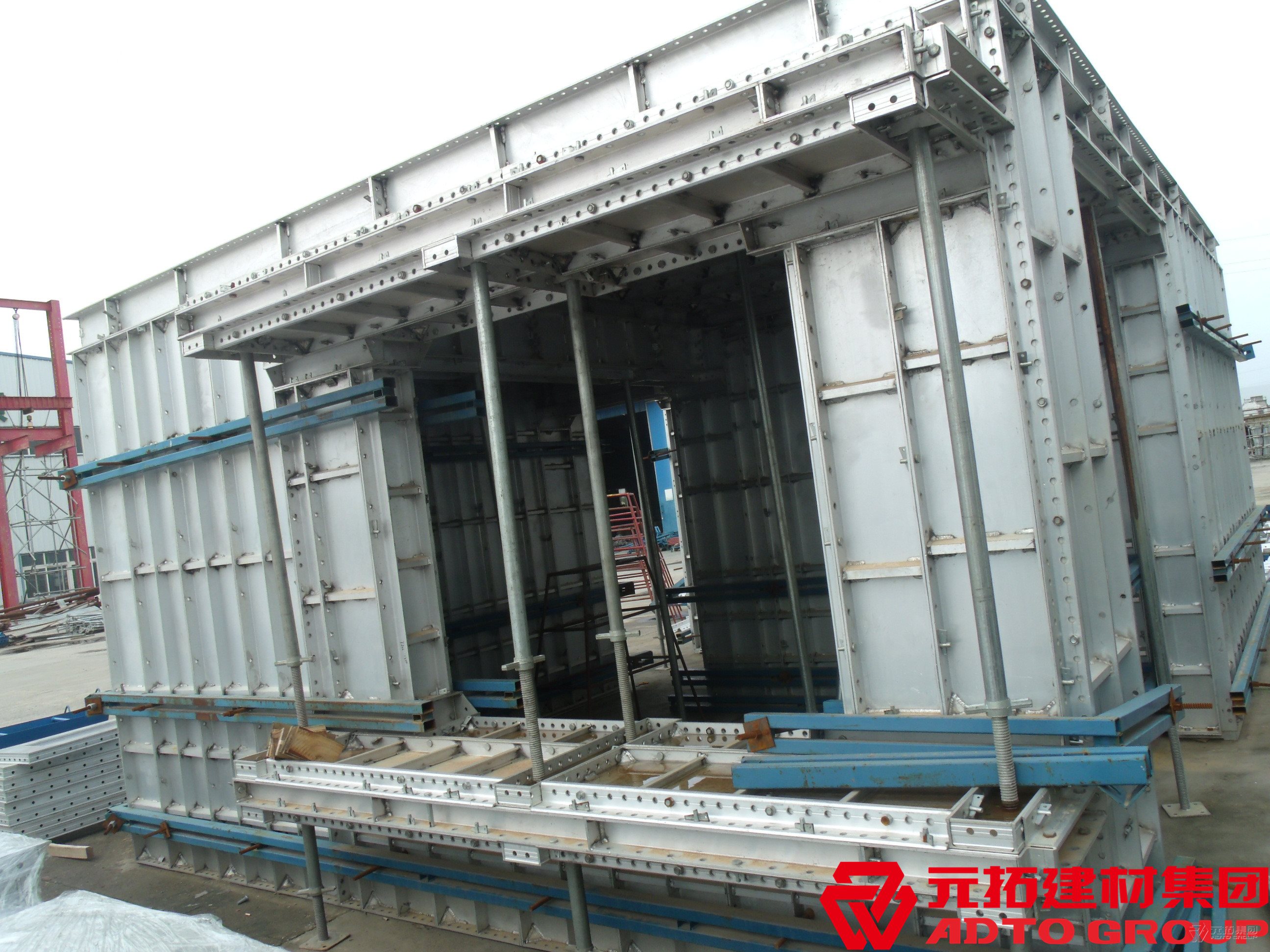 鋁合金模板系統(tǒng)由哪些構(gòu)件組成？有何特點(diǎn)？